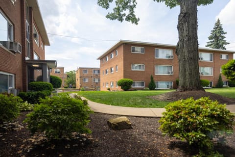 Georgetown Villas 1-1b Close to Cleveland Airport and the Rocky River Valley Apartment in Cleveland Heights