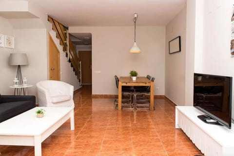 Communal lounge/ TV room, TV and multimedia, Living room, Seating area, Dining area