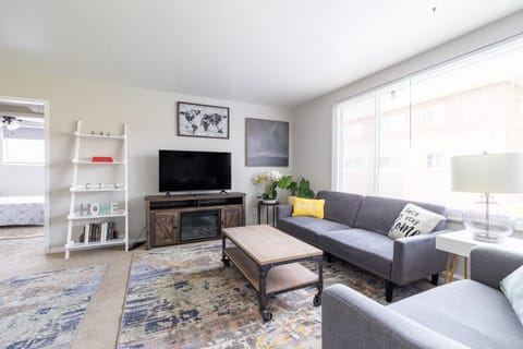 Georgetown Villas 2-1c King and Queen Bedrooms ideal for long stays! Apartment in Cleveland Heights