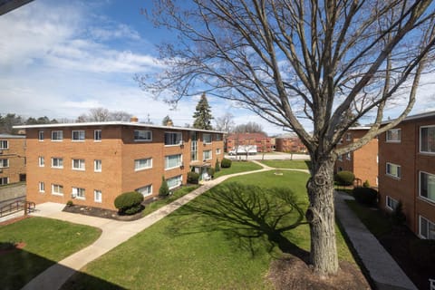 Georgetown Villas 3-2c Close to Cleveland Airport and Fairview Hospital ideal for long stays! Apartment in Cleveland Heights