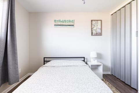 Georgetown Villas 3-2c Close to Cleveland Airport and Fairview Hospital ideal for long stays! Apartment in Cleveland Heights