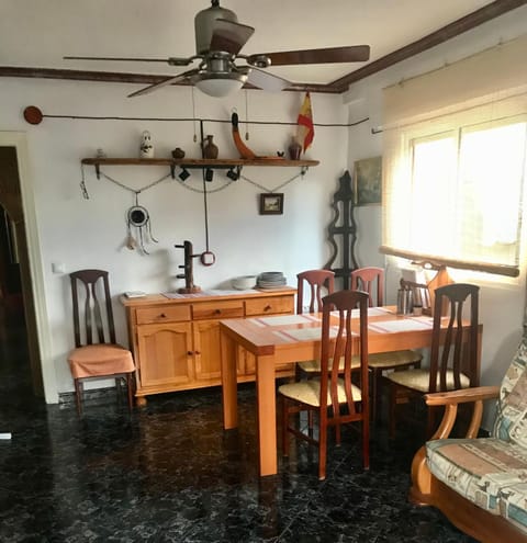 Seating area, Dining area, fireplace