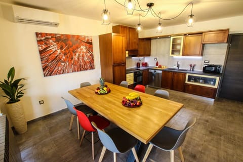 Kitchen or kitchenette, Seating area, Dining area, oven, stove