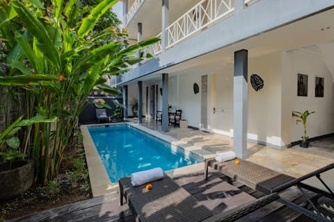 Property building, Patio, Day, View (from property/room), Balcony/Terrace, Pool view, Swimming pool, sunbed