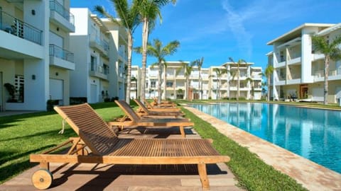 Property building, Day, Garden, Garden view, Pool view, Swimming pool, sunbed