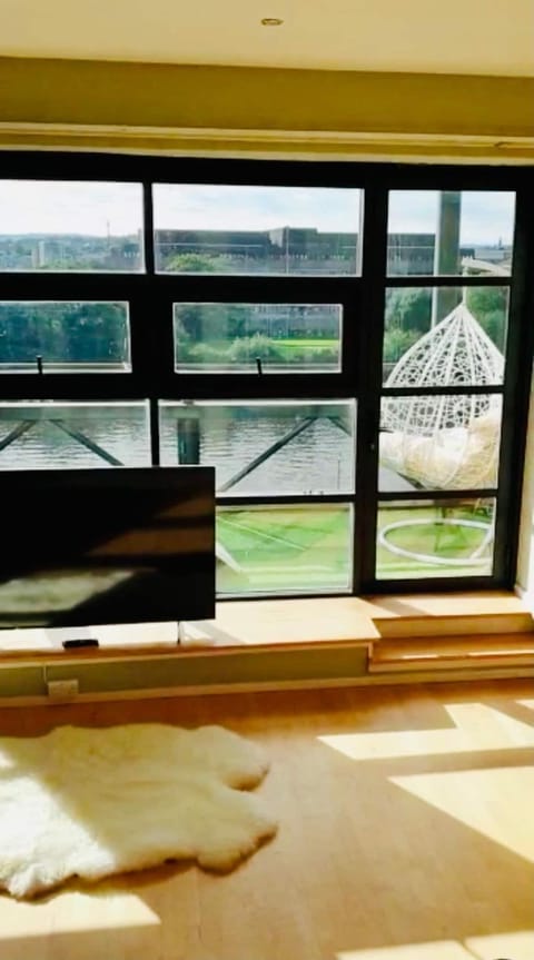 Glasgow City Centre G1 PENTHOUSE with RiverViews - Duplex - 4 Bedrooms, 3 Bathrooms, Kitchen, 1 Living room, 1 Dining room, 2 Terraces, Parking, Top Floor, 2050 sq ft, Merchant City Apartment in Glasgow