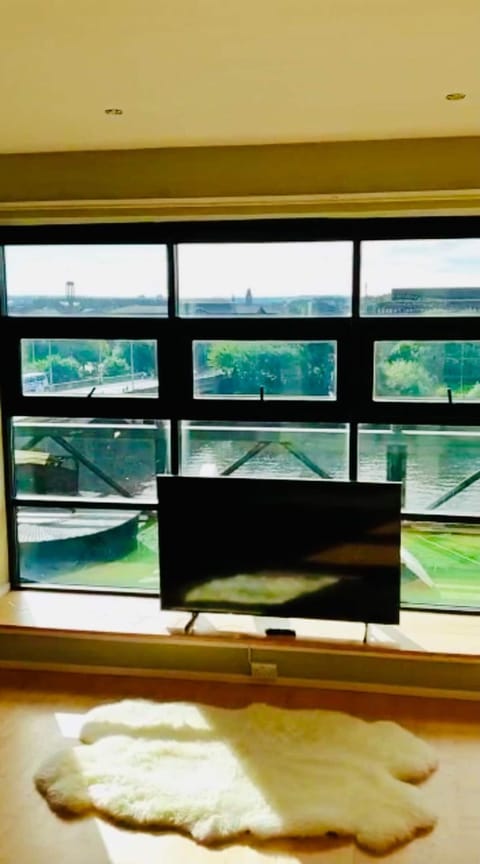 Glasgow City Centre G1 PENTHOUSE with RiverViews - Duplex - 4 Bedrooms, 3 Bathrooms, Kitchen, 1 Living room, 1 Dining room, 2 Terraces, Parking, Top Floor, 2050 sq ft, Merchant City Apartment in Glasgow