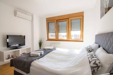 A Blok New Modern - Free garage parking, comfortable, quiet with a park view Apartment in Belgrade