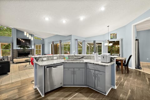 Coffee/tea facilities, dishwasher, minibar, pet friendly, toaster, kitchen