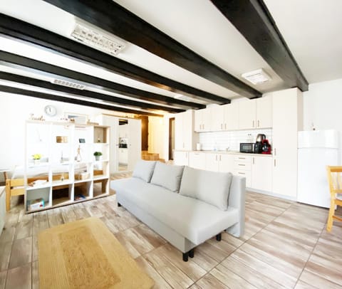 Coffee/tea facilities, Kitchen or kitchenette, Living room, Seating area, stove, toaster