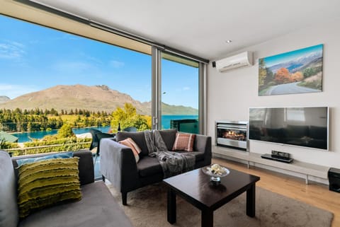 Patio, Natural landscape, TV and multimedia, Living room, Seating area, Dining area, Mountain view