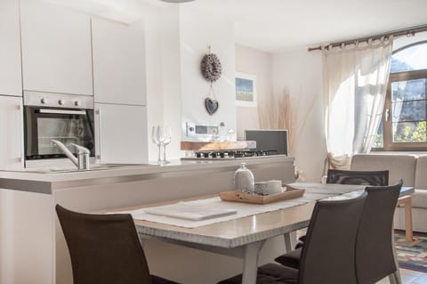 Kitchen or kitchenette, Seating area, Dining area