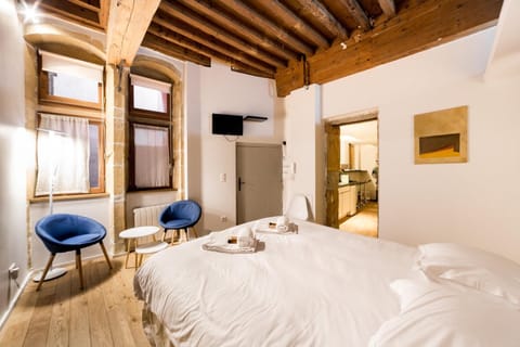 Bed, TV and multimedia, Bedroom