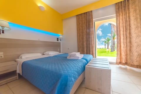 Bed, Photo of the whole room, Garden view, Sea view, towels