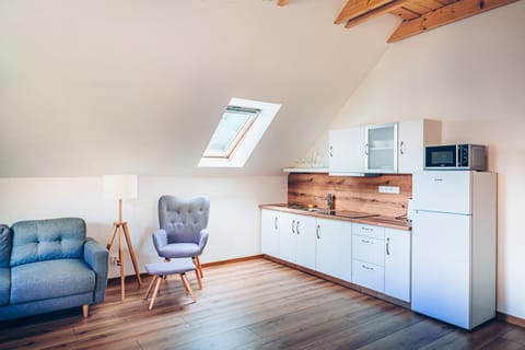 Kitchen or kitchenette, Seating area