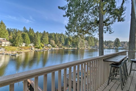 The Peacock House - Waterfront Home with Hot Tub! House in Washington