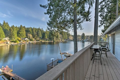 The Peacock House - Waterfront Home with Hot Tub! House in Washington