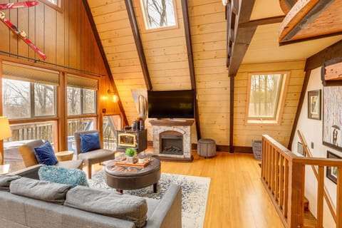 1 Mi to Beech Mtn! Family Retreat with Hot Tub House in Beech Mountain
