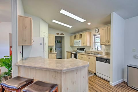 Sedona Home with View, Half-Mi to Chimney Rock! House in Sedona