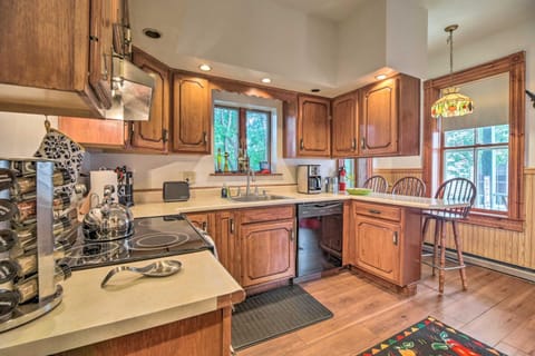 Historic Apartment - Half Mi to Lake Champlain! Apartment in Plattsburgh