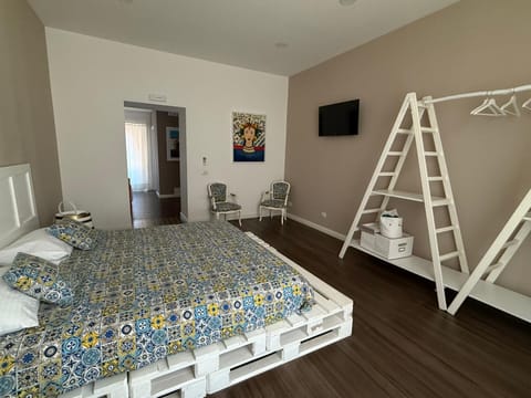 Bed, TV and multimedia, Photo of the whole room, Bedroom