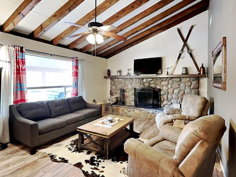 TV and multimedia, Living room, Seating area, fireplace, furniture