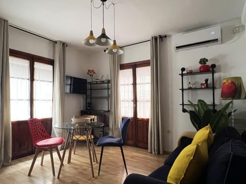 TV and multimedia, Kitchen or kitchenette, Living room, Dining area, internet, air conditioner