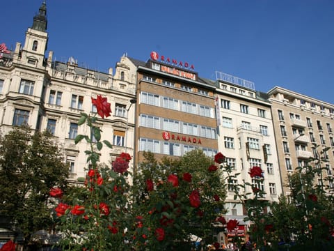 Property building, Nearby landmark, Facade/entrance, Neighbourhood