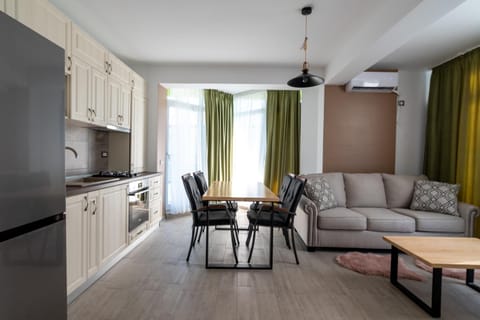 Kitchen or kitchenette, Living room, Seating area, Dining area