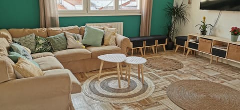 Communal lounge/ TV room, TV and multimedia, Living room, Seating area