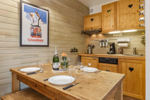 Kitchen or kitchenette, Dining area