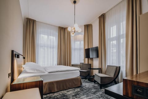 Bed, TV and multimedia, Seating area, Bedroom