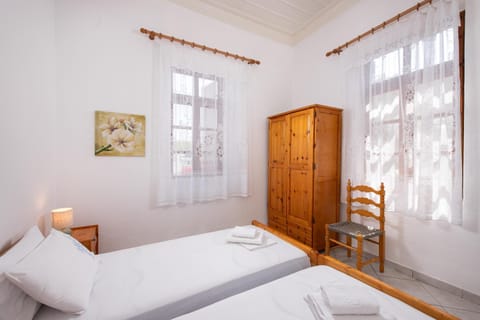 Michael&Marika's Traditional House Apartment in Limenaria