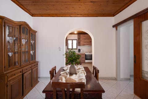 Michael&Marika's Traditional House Apartment in Limenaria