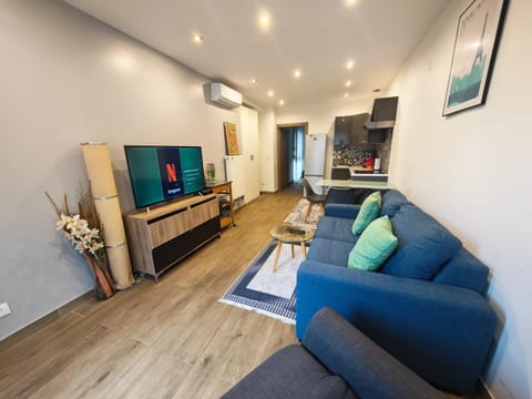 Paris Signature Guest Suite 1 by ST - Modern T2 in Architect Designed Villa Apartment in Île-de-France