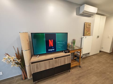 Paris Signature Guest Suite 1 by ST - Modern T2 in Architect Designed Villa Apartment in Île-de-France