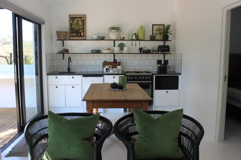 Kitchen or kitchenette, Decorative detail, Dining area, minibar, pet friendly, stove