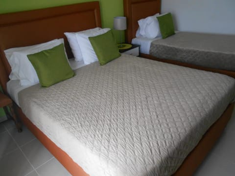 Restaurant/places to eat, Restaurant/places to eat, Bed, Photo of the whole room, Bedroom, Parking