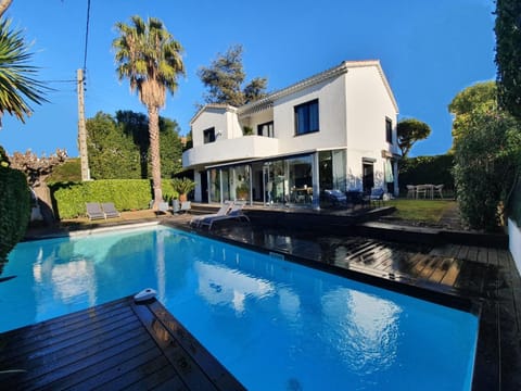 VILLA BEL AIR CANNES - 240m2 - Freshly completely renovated - Beach - Pool - No Party allowed - No bachelor-ette stay Villa in Mougins