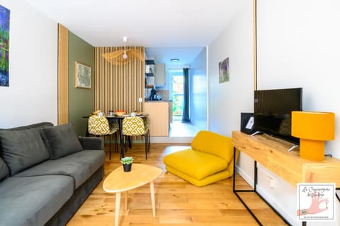 TV and multimedia, Kitchen or kitchenette, Living room, Seating area, Dining area