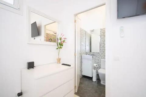 Shower, Toilet, Bathroom, TV and multimedia