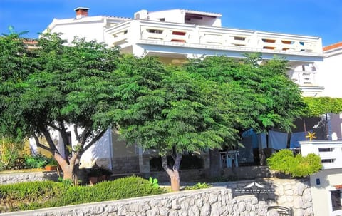 Property building, Patio, Facade/entrance, Garden, Garden