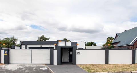 Cozier Glitz House in Cape Town