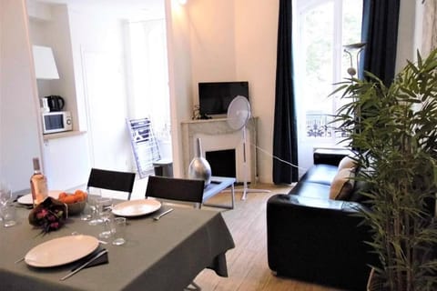 TV and multimedia, Kitchen or kitchenette, Living room, Seating area, Dining area