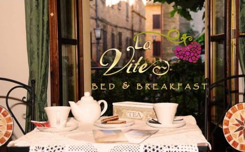 Facade/entrance, Bird's eye view, Photo of the whole room, Decorative detail, Food