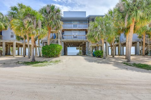 Beach and Pool Access at Condo on Cedar Key! Apartment in Cedar Key