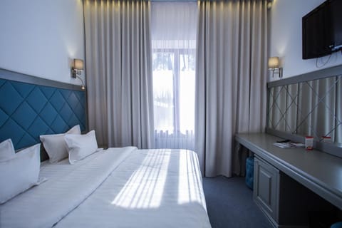 Bed, TV and multimedia, Photo of the whole room