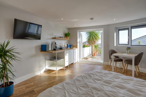 TV and multimedia, Seating area, Dining area