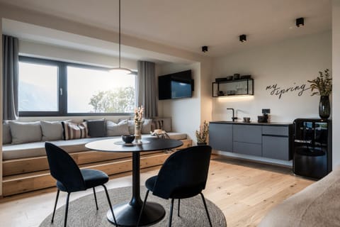 TV and multimedia, View (from property/room), Kitchen or kitchenette, Seating area, Dining area, Mountain view, Sunrise