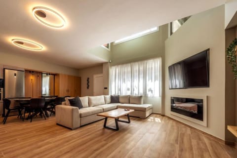 TV and multimedia, Living room, Seating area, Evening entertainment, flat iron